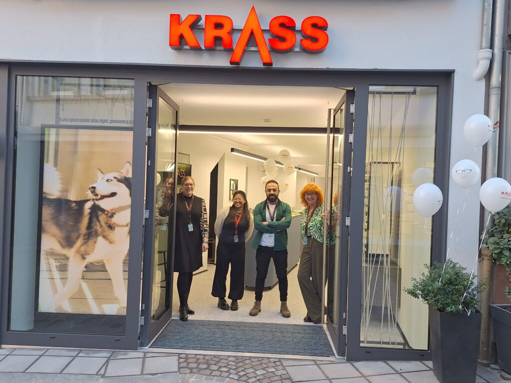 Nach 2 wöchigem Umbau erscheint Krass Optik im neuen, modernen Look mit vielen neuen Brillen und den neuesten Messgeräten. 